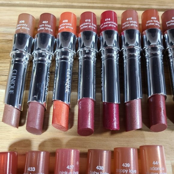 Box of 100 Clinique Unused Lipstick Testers in 16 Different Colours - Picture 6 of 12